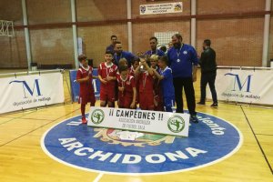 Los benjamines almerienses recibiendo su trofeo.