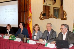La consejera de Agricultura, Carmen Ortiz, junto a representantes políticos y sociales.