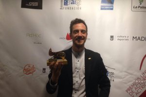 El actor almeriense Rubén Frías, con su premio (Foto: Twitter Unión de Actores).