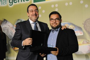 Momento de la entrega del galardón.