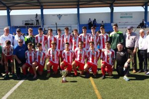 Los cadetes posan con la medalla de plata.
