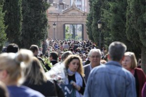 Imagen del interior del cementerio un 1 de noviembre