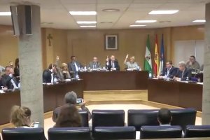 López,  a la izquierda, sentada junto a los concejales del PP en el Pleno de ayer.