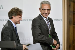 Consejero de Medio Ambiente y portavoz antes de la rueda de prensa.