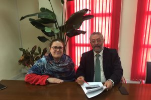 La presidenta del AMPA y el alcalde analizaron ayer el aniversario del colegio y las próximas mejoras a realizar.