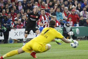 Leno evitando el gol de Koke.