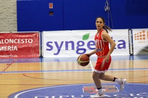 La jugadora sumbo a canasta.