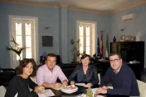Alcalde y concejales durante la reunión sobre las ayudas. La voz