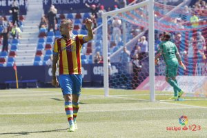 Roger celebra y Casto recoge la pelota de su portería tras el 1-0 de penalti.