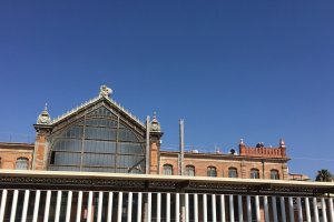 Obreros durante el cambio y reposición de la balaustrada de la antigua estación de RENFE que busca darle un diseño similar al de su construcción orig