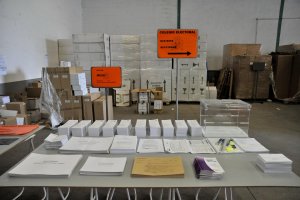 Papeletas y urnas paras las elecciones de 2015.