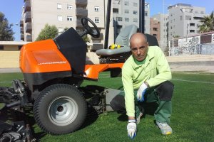 Pepe Morales junior en el campo de la Vega de Acá.