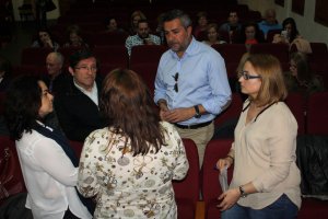Responsables del plan dialogan con el alcalde de Serón en la presentación de la iniciativa.