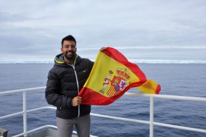 Adrián López  desde la cubierta del barco.