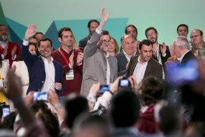 Rajoy y Moreno saludan al Plenario del Congreso en la clausura del cónclave andaluz. Foto: Tarek