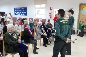 dos agentes  durante la charla ofrecida en la Unidad de Día de Pulpí.
