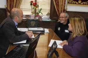 Alfonso González, el agente tutor, con el alcalde y la concejala.