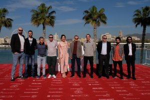 Damián París (al lado de Juan Diego) y parte del equipo del filme, ayer en Málaga. (Foto: Pipo Fernández)