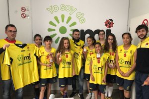 Los jugadores durante la visita a su patrocinador.