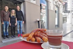 Una de sus especialidades son los churros.