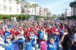 La Asociación Asalsido Down Almería inaugura el Día Internacional de las Personas con Síndrome de Down con un flashmob reuniendo a más de quinienta