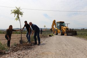 La diputada, con el alcalde y el concejal de Mantenimiento, plantando un árbol en la Vía Verde.