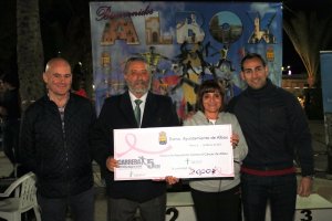 El concejal mario Torregrosa con el cheque.