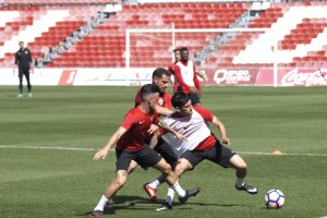 Duelo de canteranos entre Javi Moreno y Gaspar.