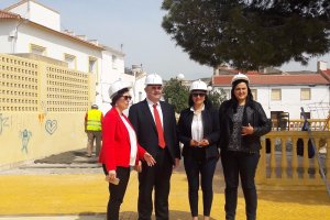 Alcaldesa y responsables de la Junta en el nuevo parque.