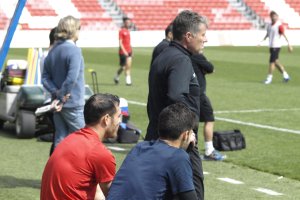 Fran Vélez siguiendo el entrenamiento.