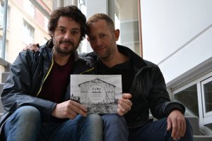 Francisco Carreño y José Miguel Gómez Acosta, con un ejemplar de La luz sitiada.