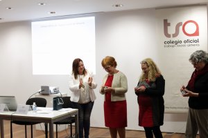 Profesionales jubiladas junto a la presidenta Encarnación Peláez (izquierda), en una foto de Eusebio Fernández