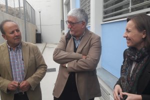 La delegada de Educación durante su visita en Turre.