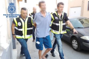 Pompeyo Miranda escoltado por dos agentes durante su arresto en julio de 2016 en Almería