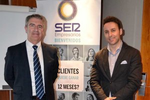 El experto José Ribes junto a Ricardo Céspedes, director comercial de LA VOZ.