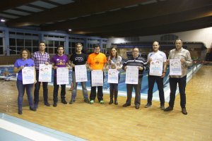 Rubí con miembros de la organización de Mójate por la vida.