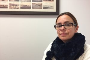 En la imagen, Jennifer Martínez, la mujer a la que impidieron ponerse en una foto con motivo del Día del Padre.