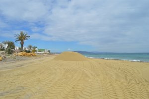 Arena aportada por Costas para regenerar la playa.