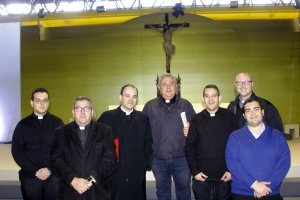Miguel Romera y Manuel Fanjul, en el centro, con el equipo de liturgia de la beatificación.