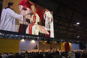 El cardenal Angelo Amato lee la carta en la que el Papa Francisco inscribe a los beatos.