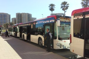 Flota de autobuses urbanos municipales en la capital almeriense.
