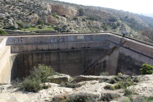 La mítica balsa de los cien escalones, lugar sagrado para varias generaciones de adolescentes de Almería.