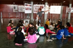 Alumnos de 4º de Primaria del CEIP Loma de Santo Domingo asistiendo a la exposición sobre la vida de la mujer en la época romana en el teatro auditor