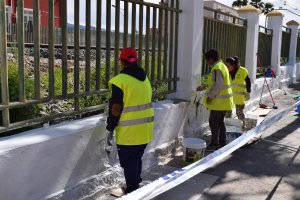 Obras en el muro de la Avenida de Andalucía.