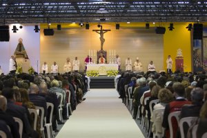 El altar estuvo presidido por las imágenes de la Virgen del Mar y del Cristo del Amor. A la derecha, el relicario con los restos de los mártires.