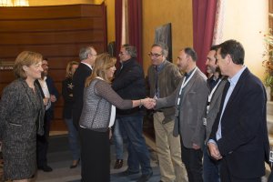 Susana Díaz, presidenta de la Junta, recibió a la Mesa del Tren en el Parlamento andaluz.