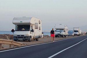 Autocaravanas ubicadas en la primera línea de playa en Cabo de Gata. La voz