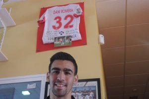 Dani Romera en el campo de La Cañada al lado de su camiseta.