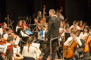 Orquesta Infantil  de Almería bajo la batuta de Salvador Esteve, ayer en el Auditorio.
