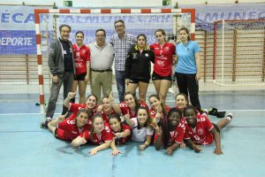 Las campeonas con el concejal José Juan Rubí.